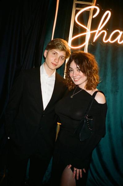 «Не завидуем, окей?» Стримерша Коря в черном платье сфотографировалась с Монеси