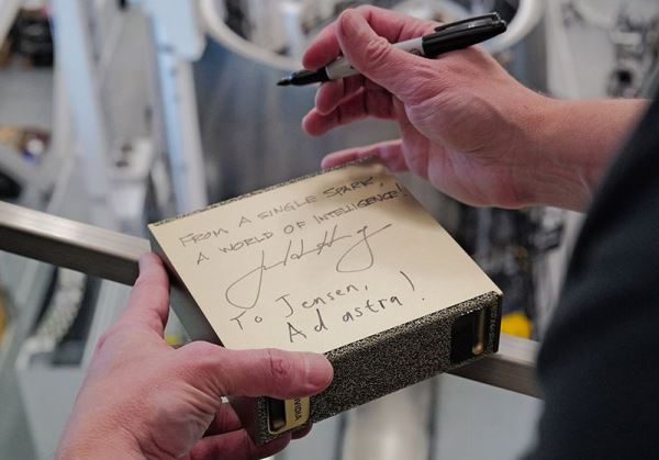 Основатель Nvidia лично доставил новейшие ИИ-ПК DGX Spark Илону Маску и Сэму Альтману