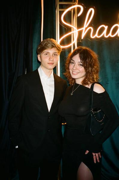 «Не завидуем, окей?» Стримерша Коря в черном платье сфотографировалась с Монеси