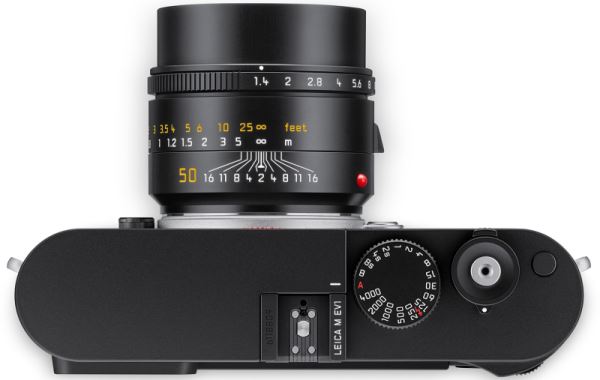 К 100-летию первой серийной 35-мм камеры Leica представила M EV1 со встроенным электронным видоискателем за €7950