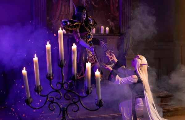 Модели предстали в мрачных образах жреца и Ксал'атат из игры World of Warcraft