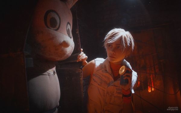 Модель снялась в мрачном образе Хизер Мейсон из Silent Hill 3