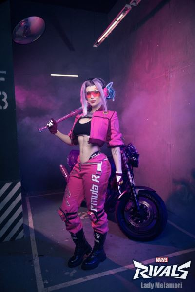 Модель нарядилась в альтернативный костюм Псайлок из Marvel Rivals