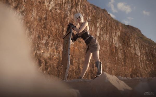 Модель предстала в образе опасной Ривен из игры League of Legends