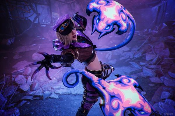 Модель показала косплей на Эвелинн из игры League of Legends
