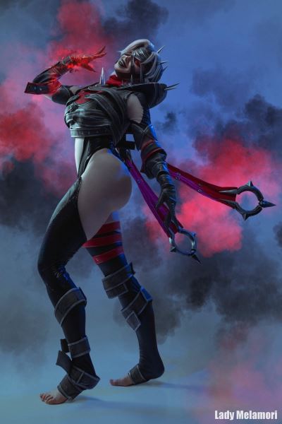 Модель примерила инфернальный костюмчик Злобы из Marvel Rivals