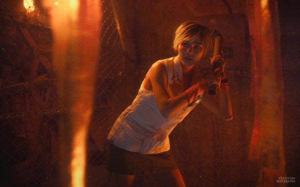 Красиво: Популярная косплеерша органично перевоплотилась в Хизер Мейсон из Silent Hill 3