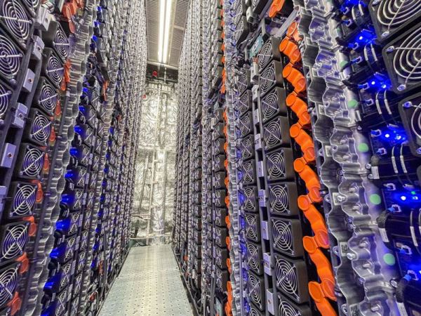 Крупнейшее в мире полностью электрическое судно показало свои аккумуляторы на зарядке