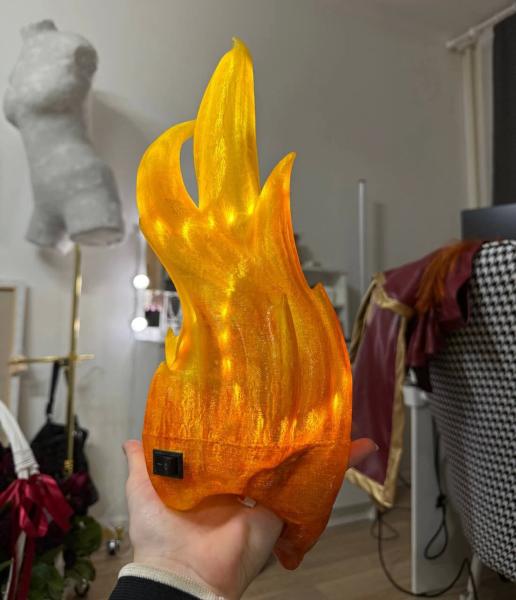 Коря показала горящие руки Лины: «Косплей почти готов. На следующей неделе бахаем»