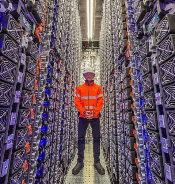 Крупнейшее в мире полностью электрическое судно показало свои аккумуляторы на зарядке