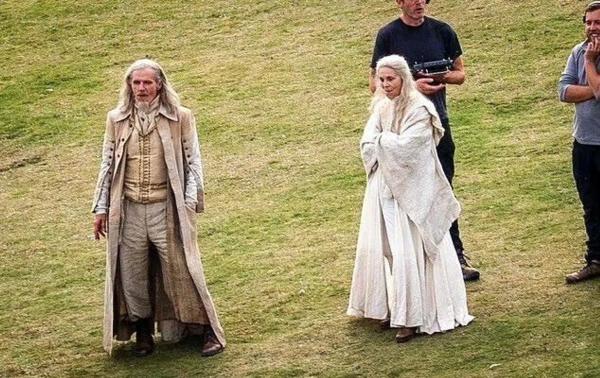 На съемках сериала «Гарри Поттер» заметили героев в белых одеяниях. Фанаты считают, что это Николас Фламель и его жена