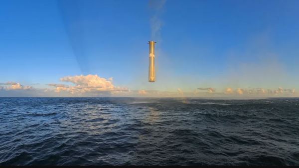 Огромный ускоритель SpaceX Super Heavy картинно завис над водами залива, прежде чем навсегда исчезнуть в пучине